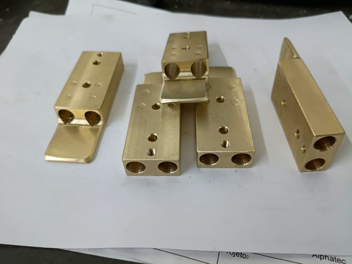 Blocos de latão usinados com furações