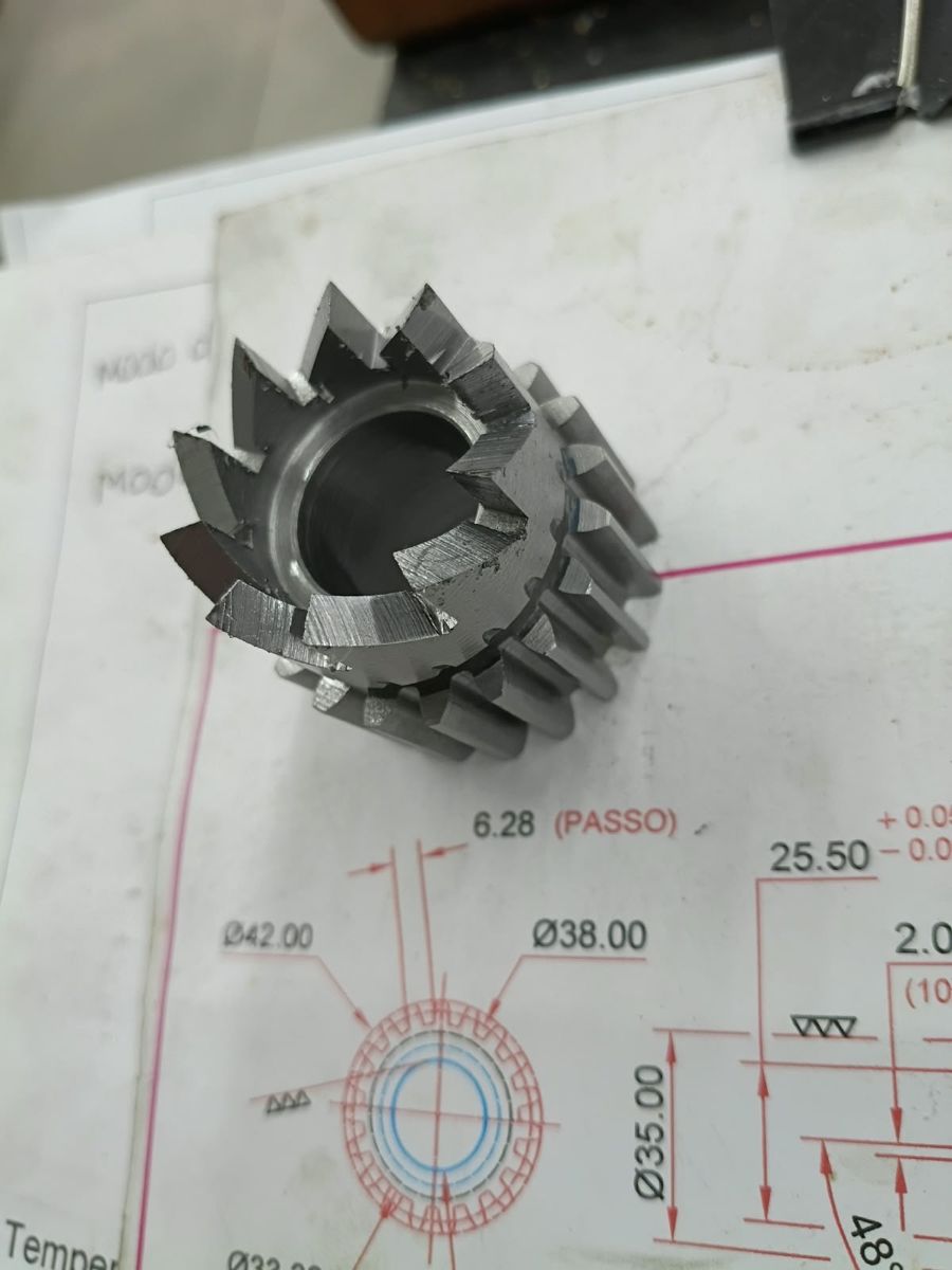 Engrenagem fabricada sobre desenho técnico